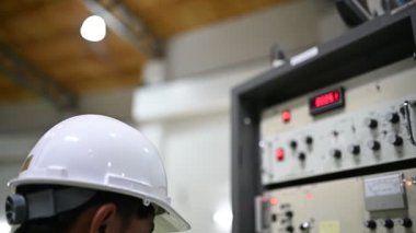 Elektrik mühendisi kontrol odasındaki güç dağıtım dolabındaki voltajı kontrol ediyor.