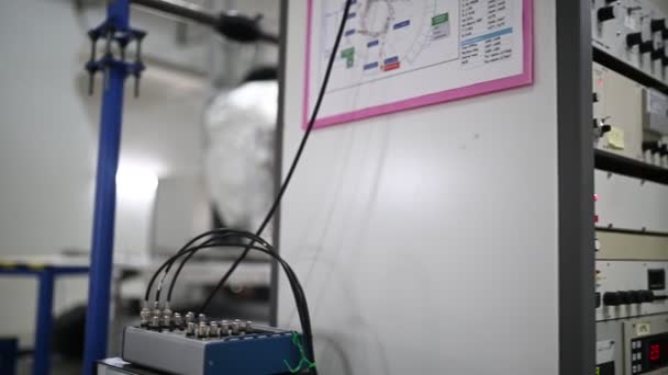 Інженер Електрик Перевіряє Напругу Розподільній Шафі Контрольній Кімнаті — стокове відео
