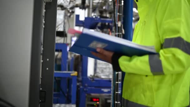 Elektrisk Ingenjör Man Kontrollera Spänningen Vid Kraftfördelningsskåp Kontrollrummet — Stockvideo