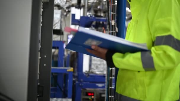 Elektrotechnicus Controleert Spanning Bij Stroomverdeler Controlekamer — Stockvideo