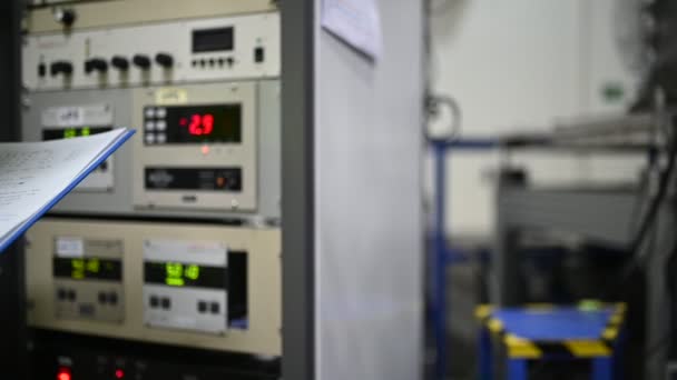 制御室の配電キャビネットで電圧をチェックする電気技師の男 — ストック動画
