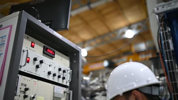 Engenheiro Elétrico Homem Verificando Tensão Gabinete Distribuição Energia Sala Controle — Vídeo de Stock