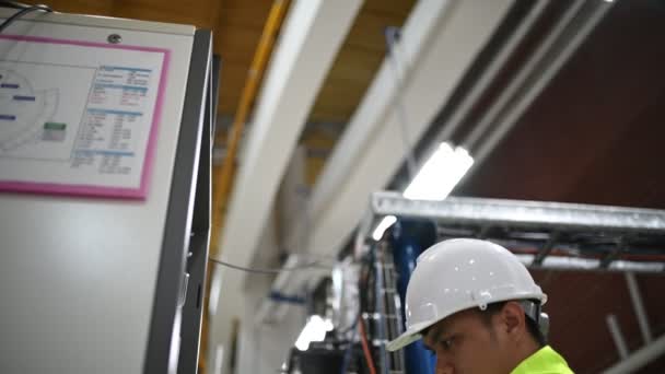 Engenheiro Elétrico Homem Verificando Tensão Gabinete Distribuição Energia Sala Controle — Vídeo de Stock