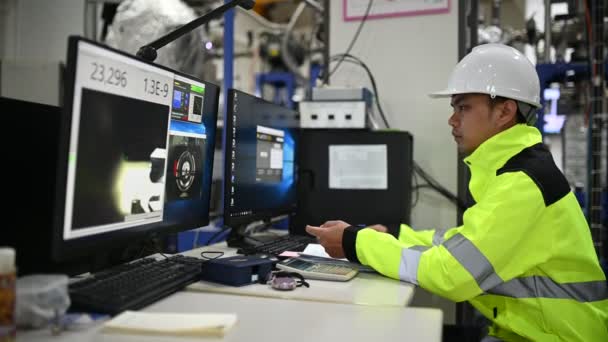 制御室の配電キャビネットで電圧をチェックする電気技師の男 — ストック動画