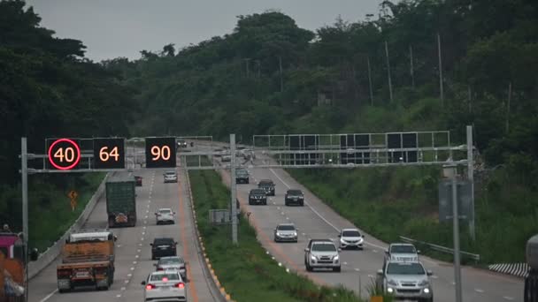 白天在高速公路上看到的汽车 交通堵塞的概念 — 图库视频影像