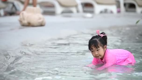 Söt Asiatisk Flicka Som Har Roligt Resort Pool Dagtid — Stockvideo