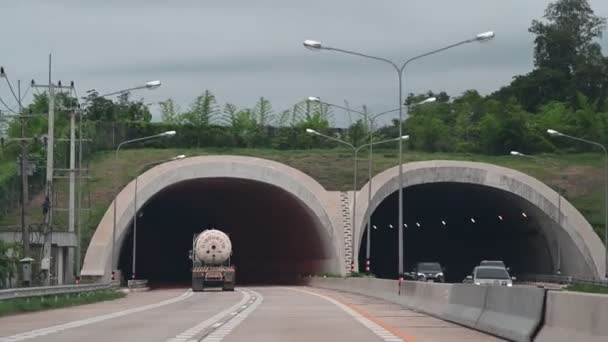 白天在高速公路上看到的汽车 交通堵塞的概念 — 图库视频影像