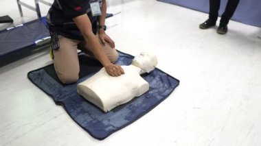 Suni teneffüsteki insanları kapatın. İlk yardım eğitimi ve sınavı.