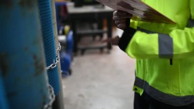 Operasyon salonunda çalışan miğferli Asyalı kadın mühendis.