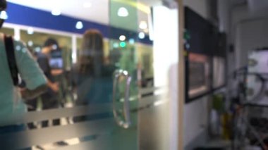TV 'de çalışan erkeklerin bulanık görüntüsü 