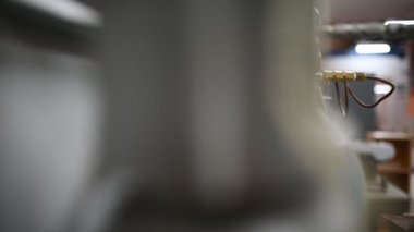 Operasyon salonunda çalışan miğferli Asyalı kadın mühendis.