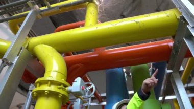 Operasyon salonunda çalışan miğferli Asyalı kadın mühendis.