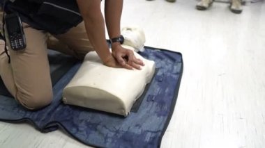 Suni teneffüsteki insanları kapatın. İlk yardım eğitimi ve sınavı.
