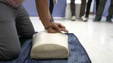 Suni teneffüsteki insanları kapatın. İlk yardım eğitimi ve sınavı.