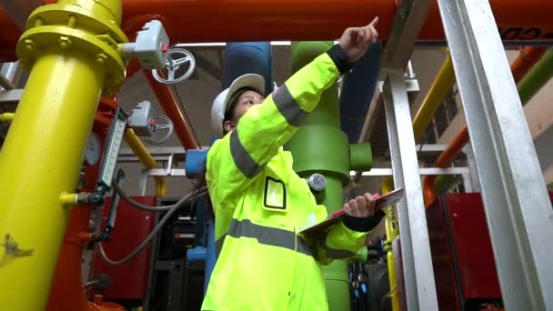 Ingeniera Asiática Casco Trabajando Sala Operaciones — Vídeo de stock