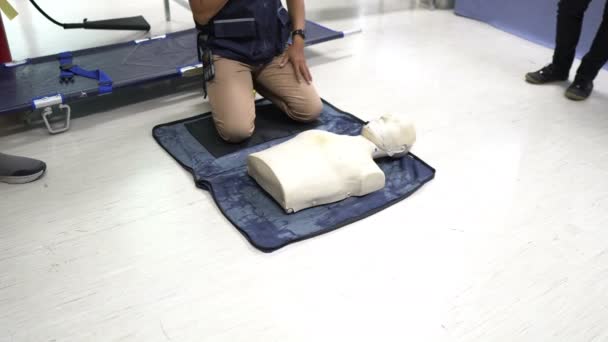 Nahaufnahme Von Menschen Bei Cpr Erste Hilfe Training Und Test — Stockvideo