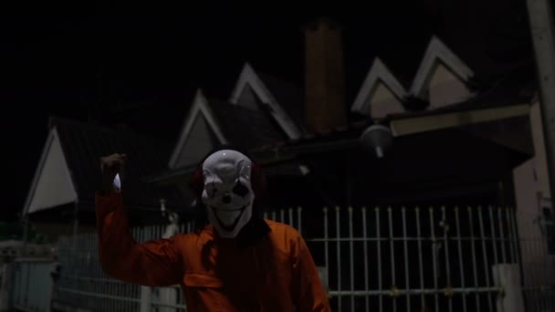 Азиат Маске Клоуна Оружием Ночной Сцене Концепция Фестиваля Хэллоуина Ужасающее — стоковое видео