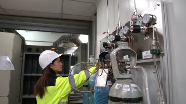 Операционном Зале Работает Азиатский Инженер Шлеме — стоковое видео