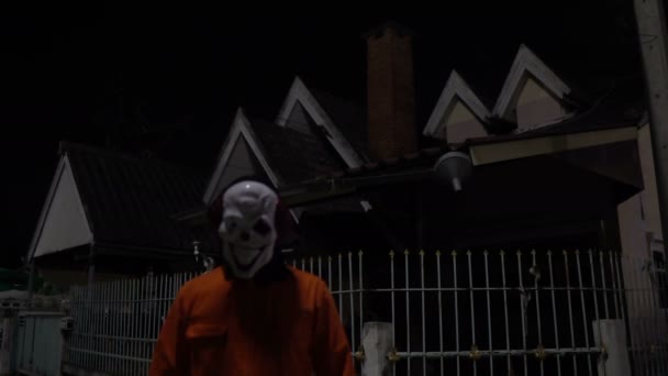 Uomo Asiatico Che Indossa Una Maschera Clown Con Arma Durante — Video Stock