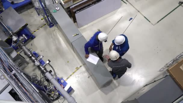 Fabrikada Çalışan Adamların Üst Görüntüsü — Stok video