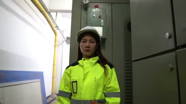 Femme Ingénieur Asiatique Dans Casque Travaillant Salle Opération — Video