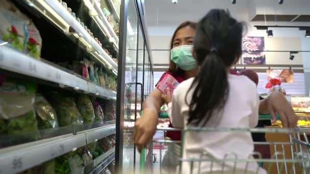 Madre Linda Hija Eligiendo Productos Supermercado — Vídeos de Stock