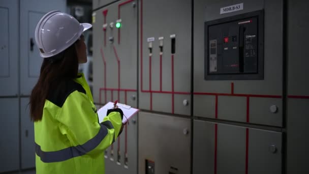 Vrouwelijke Aziatische Ingenieur Helm Werken Operating Hall — Stockvideo