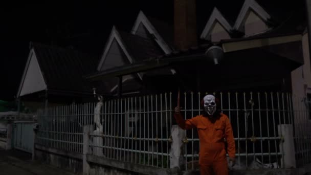 Asiatisk Man Bär Clown Mask Med Vapen Natten Scen Halloween — Stockvideo