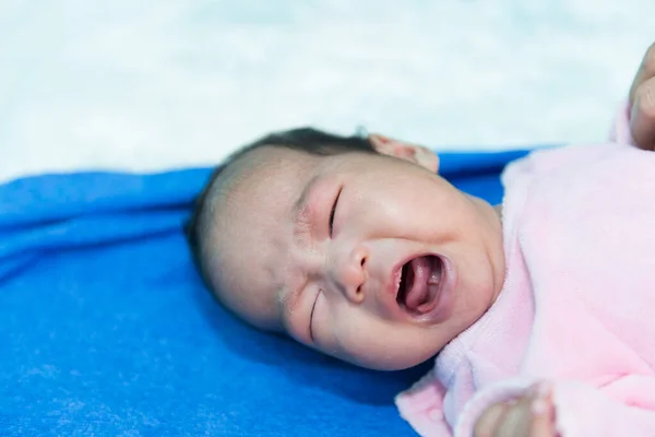 Gros Plan Asiatique Bebe Fille Pleurer Sur Tapis De Laine Blanche Jolie Produits Alimentaires Stock Photo Gros Plan Asiatique Bebe Fille Pleurer Sur Tapis De Laine Blanche Jolie Produits Alimentaires Stock Photo