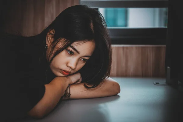 Gros Plan Triste Belle Femme Asiatique De L Amour Inutile Elle Pense Tellement A Son Petit Ami La Vie Sans Amour Triste Femme Concept De Chagrin D Amour Triste Femme Concept Sur Ton Sombre Gros Plan Triste Belle Femme Asiatique De L Amour Inutile Elle Pense Tellement A Son Petit Ami La Vie Sans Amour Triste Femme Concept De Chagrin D Amour Triste Femme Concept Sur Ton Sombre