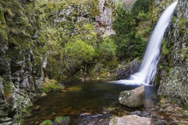 Portekiz, Sierra de la Estrella 'da cehennem çukuru. Şelale