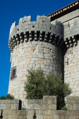 Caceres, Extremadura 'daki terk edilmiş Granadilla köyündeki ortaçağ taş kulesi.