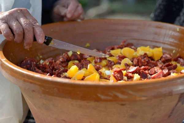 Citronsallad Med Chorizo Apelsin Stekt Ägg Och Vin Las Hurdes Royaltyfria Stockfoton