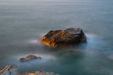 Ribadeo 'daki Catedrales veya Augas Noel Baba plajlarında gün batımı. Lugo, Galiçya