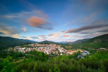 Pinofranqueado 'nun fotoğrafı. Las Hurdes bölgesinde Extremadura' da küçük bir kasaba..