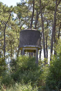 Ormanın ortasında su tankı.