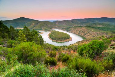 Melero Alagon nehrinin Meander 'ı, Las Hurdes, Extremadura, İspanya. Bu kanyon, Amerika Birleşik Devletleri 'ndeki Colorado Nehri' nin kanyonuna çok benzer..