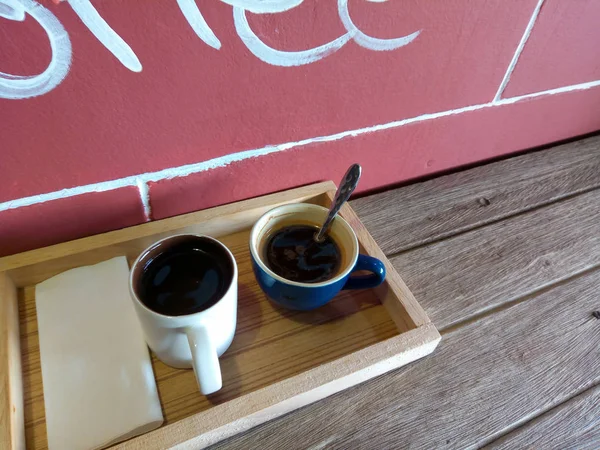 咖啡打破生意 咖啡屋阳台上的木桌咖啡杯 — 图库照片