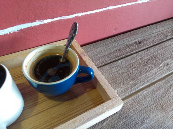 咖啡打破生意 咖啡屋阳台上的木桌咖啡杯 — 图库照片