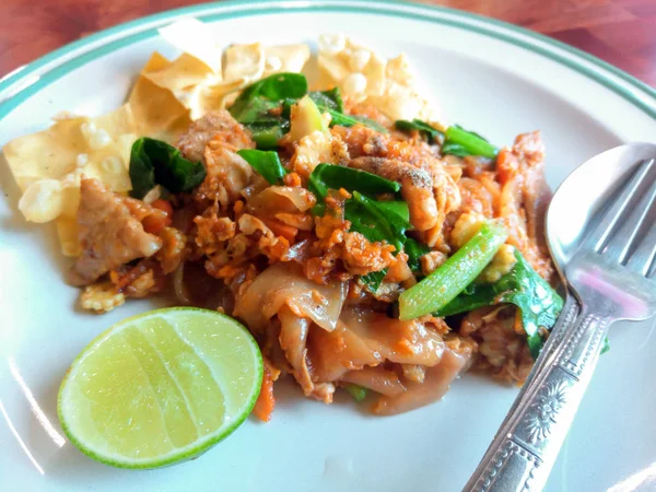 Gebratene Flache Nudeln Mit Chinakohl Sojasauce Und Schweinefleisch Weißen Teller — Stockfoto