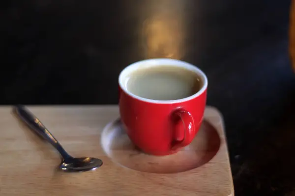 木盘上的红咖啡 — 图库照片