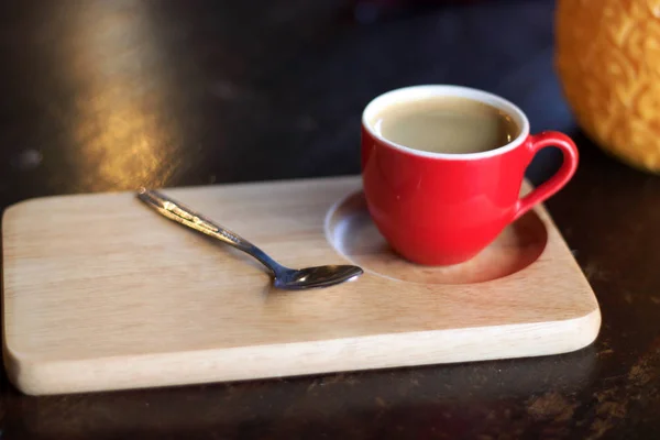 Röd Kopp Kaffe Träbricka — Stockfoto