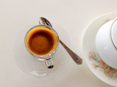 bir fincan kahve espresso beyaz masada