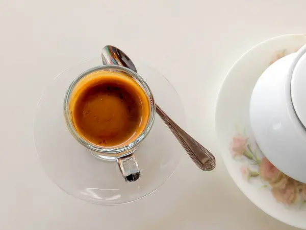 白色桌子上的一杯咖啡浓咖啡 — 图库照片