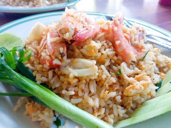 Arroz frito com camarão e lula . — Fotografia de Stock