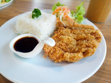 Tonkatsu pilav ve kızarmış domuz eti Japon gıda beyaz tabak