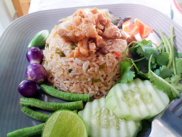 泰国菜名为南普利龙露或炒饭与虾酱酱干虾咸蛋和混合蔬菜 还有油炸的鱼 — 图库照片