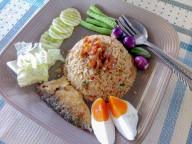 Karışık sebze ile Chili Yapıştır kızarmış pirinç