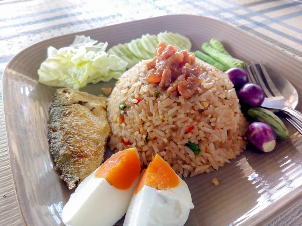 Жареный рис с чили и овощами — стоковое фото