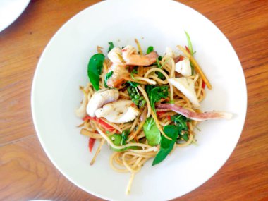 Deniz Ürünleri ile Baharatlı Stir-Fried Spagetti